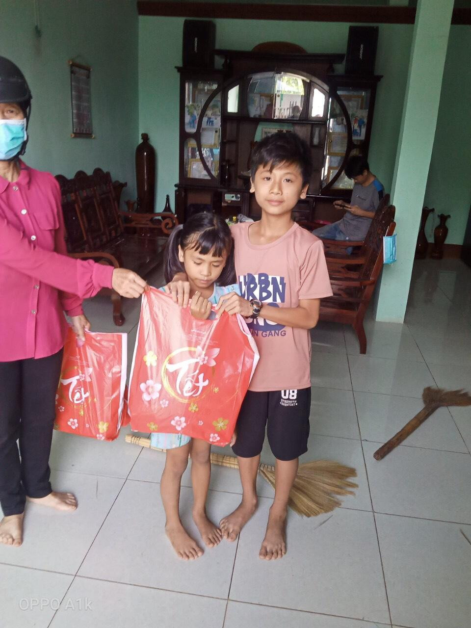 Các em nhỏ tại các khu phong tỏa, cách ly ở TP Hồ Chí Minh được tặng quà