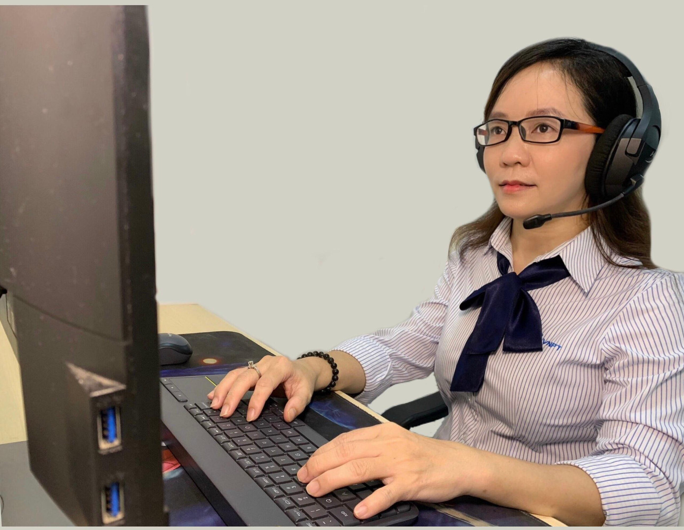 Tổng đài viên Trần Thị Bích Thy trong ca trực Tổng đài viên Trần Thị Bích Thy trong ca trực