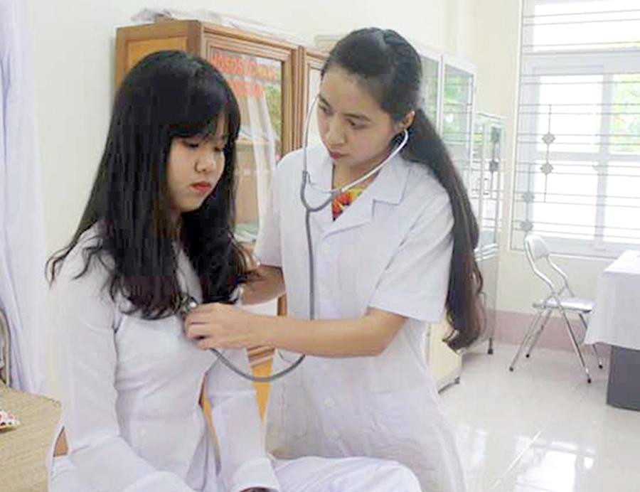 Khi tham gia BHYT, học sinh, sinh viên được chăm sóc sức khỏe ban đầu ngay tại nhà trường, được Quỹ BHYT thanh toán chi phí khám, chữa bệnh nếu không may ốm đau, bệnh tật.