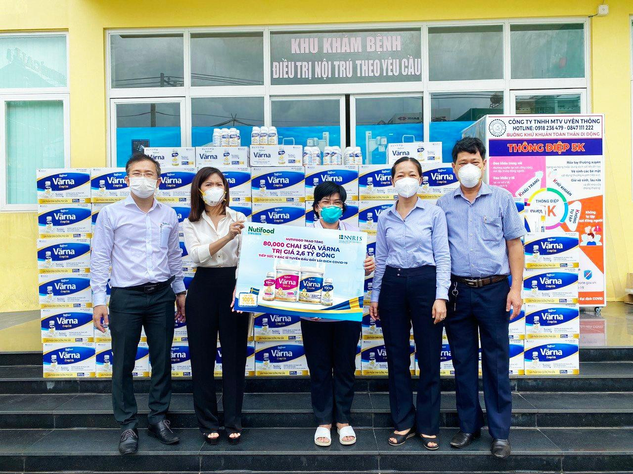 Đại diện lãnh đạo tỉnh Bình Dương và bệnh viện tiếp nhận sản phẩm dinh dưỡng Värna được Nutifood trao tặng vào sáng ngày 12/9/2021