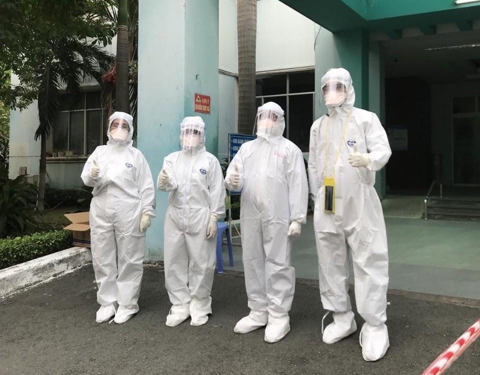 Mỗi ngày đoàn bác sĩ mặc đồ bảo hộ hàng chục tiếng, nhận biết nhau bằng dáng hình và dòng tên viết vội qua áo. Tất cả đều làm việc hết công suất để hỗ trợ bệnh nhân
