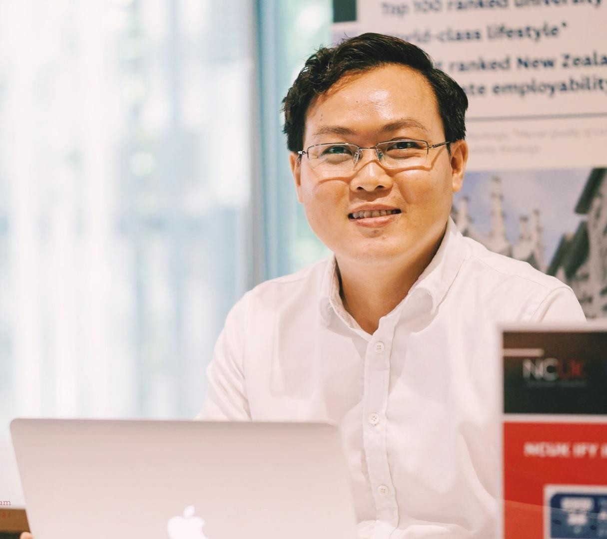 Anh Đặng Trần Duy Quân - Quản lý Khu vực Đông Nam Á, Đại học Auckland cho biết: “Các bạn có thể cân nhắc các ngành phù trợ khác nếu không lựa chọn được ngành về bác sĩ, y tá”. Anh Đặng Trần Duy Quân - Quản lý Khu vực Đông Nam Á, Đại học Auckland cho biết: “Các bạn có thể cân nhắc các ngành phù trợ khác nếu không lựa chọn được ngành về bác sĩ, y tá”.