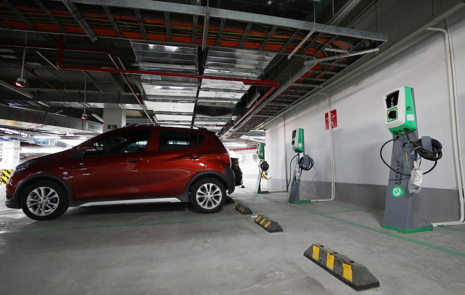 Bãi đỗ xe đã lắp đặt trụ sạc vẫn đảm bảo đỗ xe cho cả xe xăng và xe điện Bãi đỗ xe đã lắp đặt trụ sạc vẫn đảm bảo đỗ xe cho cả xe xăng và xe điện