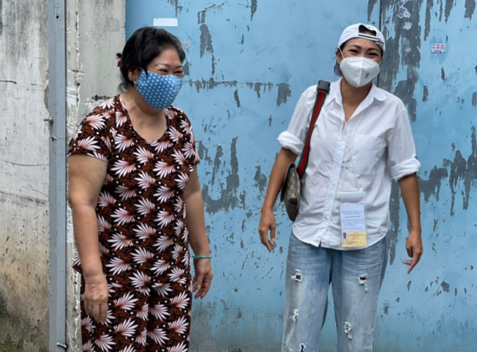 Người dân cảm động khi được hỗ trợ, đặc biệt là từ chính tay những nghệ sỹ họ yếu mến.