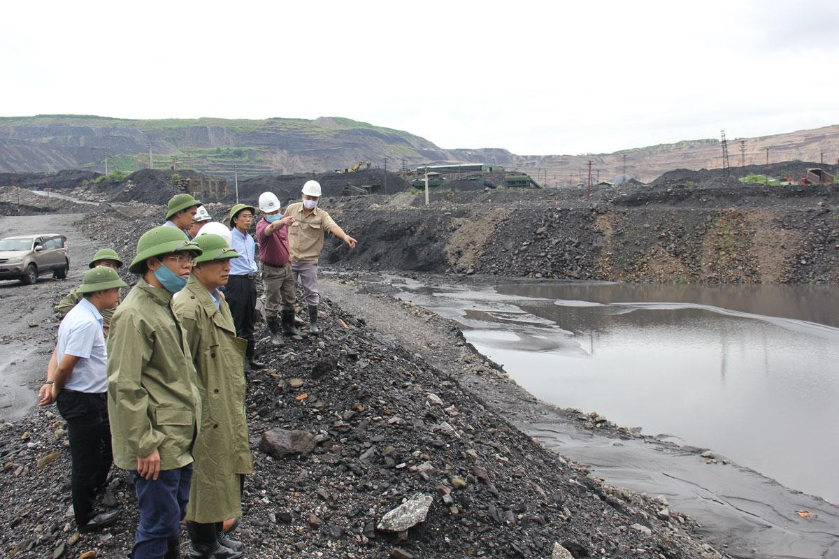 Đoàn công tác kiểm tra khu vực hố lắng thượng lưu lò thoát nước +28 Công ty CP Than Đèo Nai