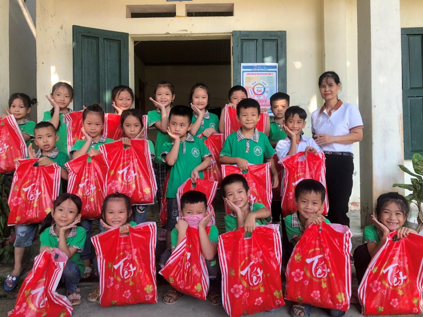 Cầm phần quà Bibica trên tay, các bé trông rất rạng rỡ