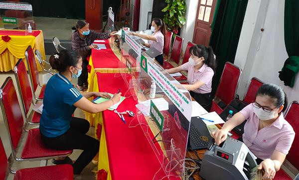NHCSXH tỉnh Hà Tĩnh thực hiện giao dịch với bà con giữa mùa dịch COVID-19 an toàn NHCSXH tỉnh Hà Tĩnh thực hiện giao dịch với bà con giữa mùa dịch COVID-19 an toàn