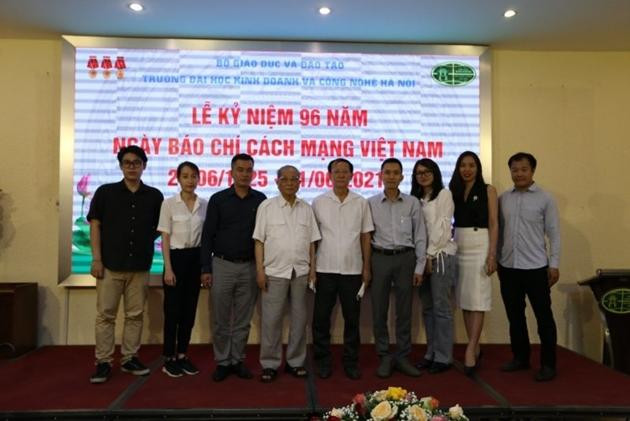 Ban lãnh đạo và cán bộ nhân viên tham gia Lễ kỷ niệm 96 năm ngày báo chí cách mạng Việt Nam năm 2021