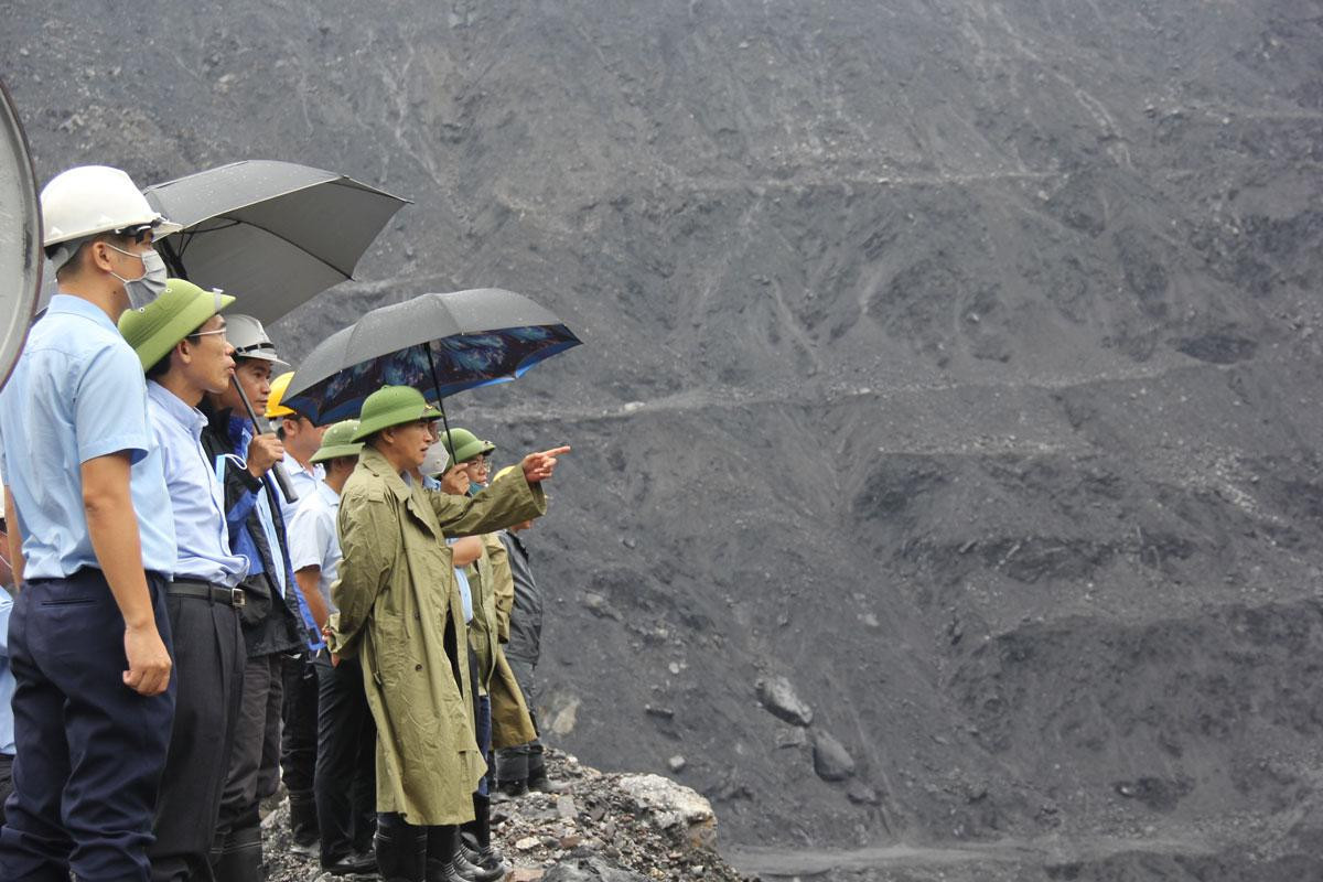 Phó Tổng Giám đốc Tập đoàn Vũ Anh Tuấn chỉ đạo khắc phục vị trí sạt lở tại Công ty CP Than Cọc Sáu