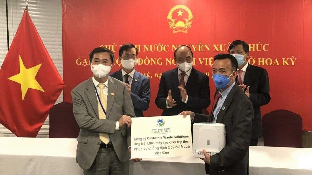 Chủ tịch nước Nguyễn Xuân Phúc chứng kiến việc tiếp nhận vật tư y tế phòng, chống dịch COVID-19 do Công ty California Waste Solutions ủng hộ