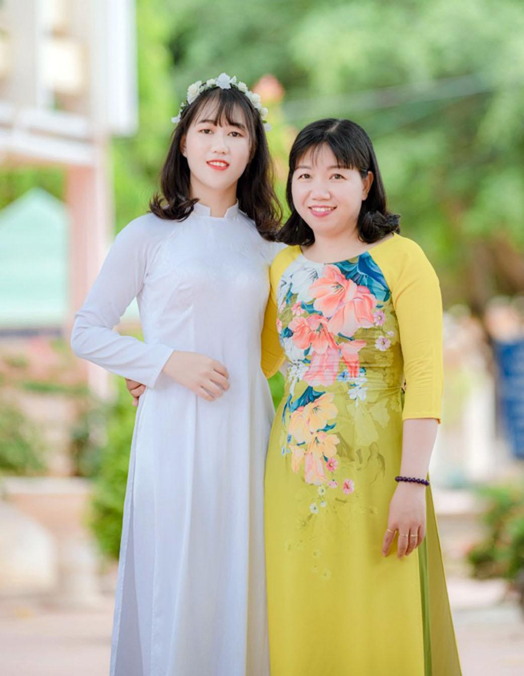 Cô giáo chủ nhiệm đã dành nhiều tâm sức hỗ trợ Lý Thị Mến chuyển hướng khối thi với kết quả vô cùng tự hào