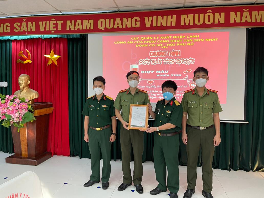 Đại tá Nguyễn Xuân Vũ - Phụ trách khoa Tiếp máu và Đồng chí Thiếu tá Vũ Sơn Giang - Phó Chủ nhiệm Chính trị Bệnh viện Quân y 175, thay mặt lãnh đạo Bệnh viện gửi tặng thư cảm ơn đến đại diện lãnh đạo Công an cửa khẩu Cảng HKQT Tân Sơn Nhất
