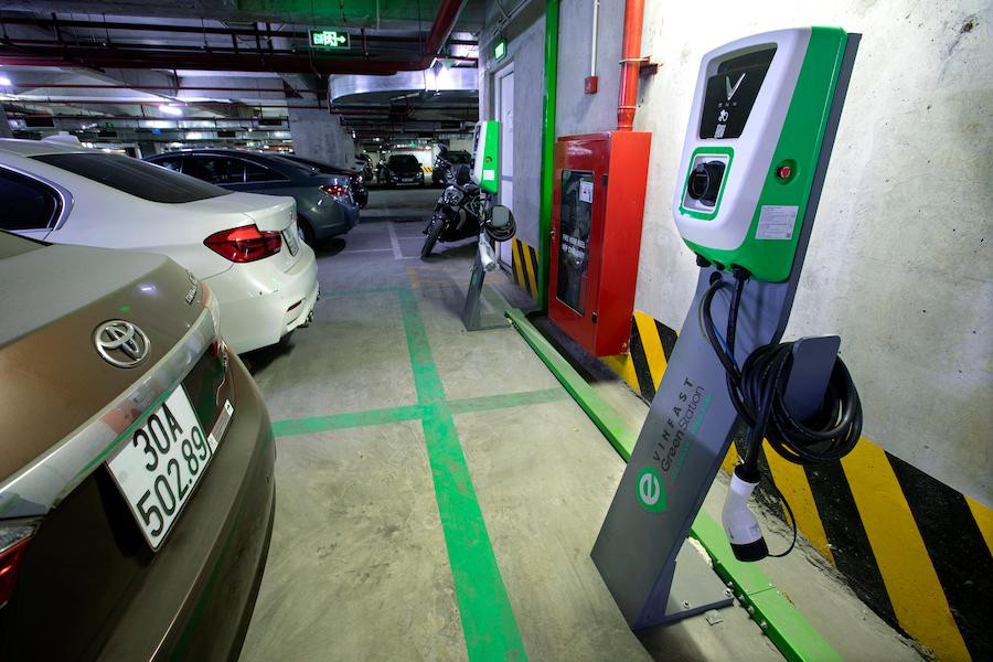 Trụ sạc VinFast được đặt ở cuối vị trí đỗ xe, không làm ảnh hưởng đến công năng sử dụng và diện tích của bãi đỗ xe Trụ sạc VinFast được đặt ở cuối vị trí đỗ xe, không làm ảnh hưởng đến công năng sử dụng và diện tích của bãi đỗ xe