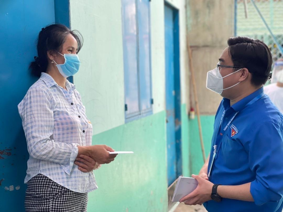 Các tình nguyện viên Masterise Group và Thành Đoàn hỗ trợ lao động khó khăn tại Quận 12