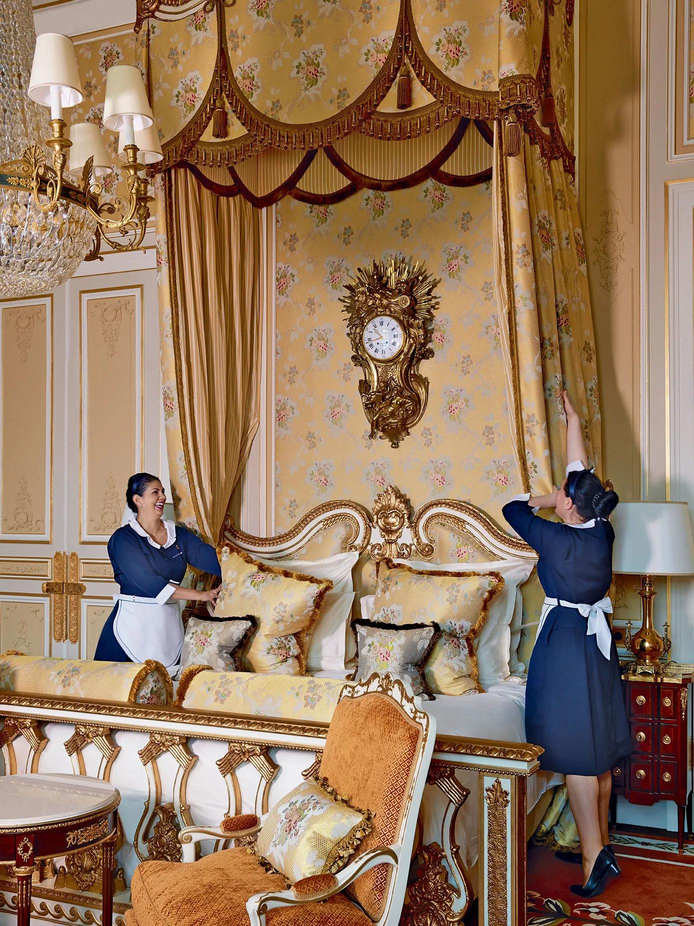 Hemingway từng viết về khách sạn yêu quý của mình: "Khi tôi mơ về thế giới bên kia trên thiên đường, cuộc sống ấy luôn được diễn ra ở Ritz Paris".