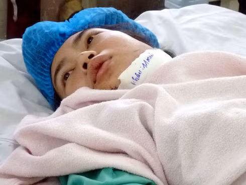 Trên giường bệnh, Duyên vẫn chưa hết sợ hại nhớ lại giây phút đối mặt hai tên cướp