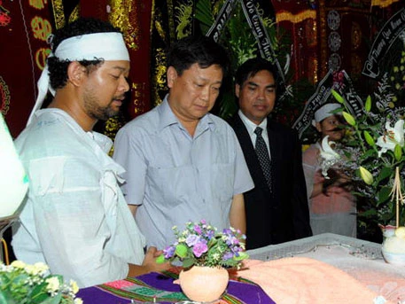 Thứ trưởng Bộ VHTT-DL Hồ Anh Tuấn nhìn mặt NSND Y Moan lần cuối qua cửa kính quan tài