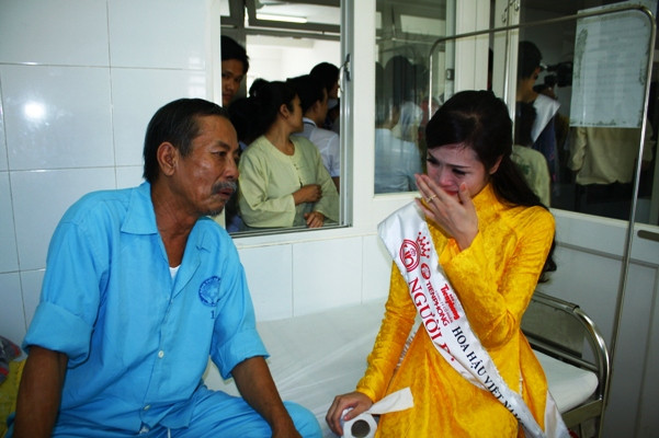 Người đẹp áo dài Vũ Ngọc Anh không nén nổi xúc động đã bật khóc 