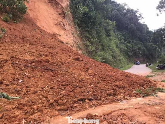 Giải cứu người đàn ông bị hàng chục m3 đất vùi lấp ở Lạng Sơn ảnh 2