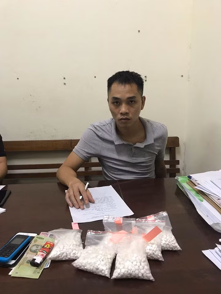 Mang gần 4000 viên ma túy đến trước cổng bệnh viện rao bán ảnh 1