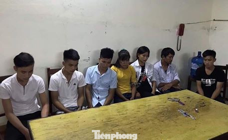 Bảy thanh niên nam nữ được Hằng đưa ra biên giới theo đường mòn để sang Trung Quốc .Ảnh: Huyền Mỹ Người phụ nữ tổ chức cho gần chục nam nữ vượt biên trái phép ảnh 2