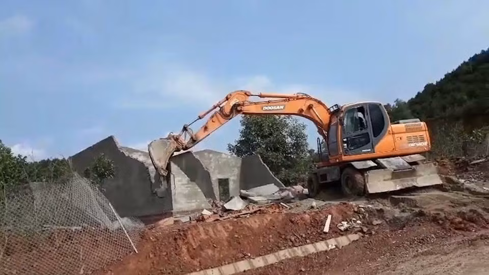 Hàng loạt cán bộ bị kỷ luật vì để người thân xây nhà 'đón' bồi thường ảnh 3