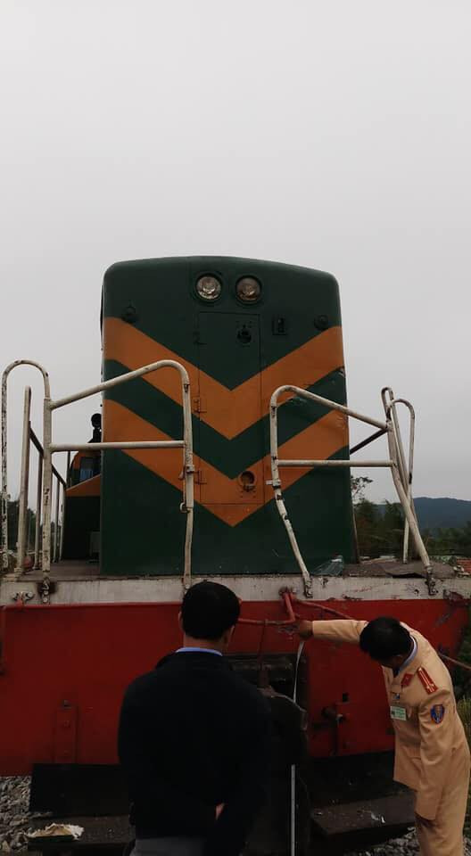 Tàu hỏa húc văng ôtô tải, 2 người bị thương ảnh 2