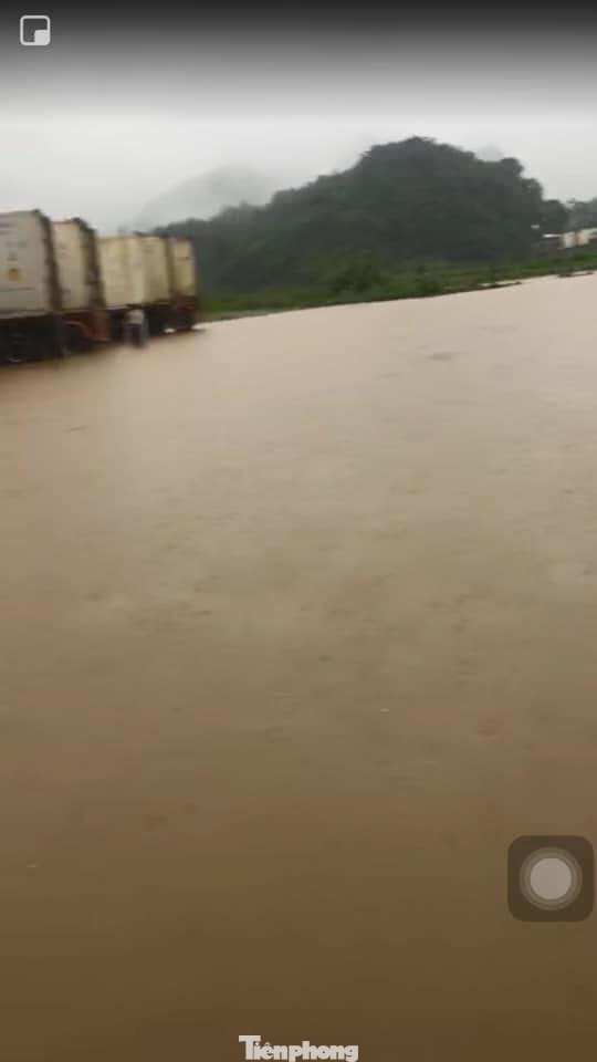 Mưa lụt ở Cao Bằng: Đường biến thành sông, giao thông tê liệt ảnh 2