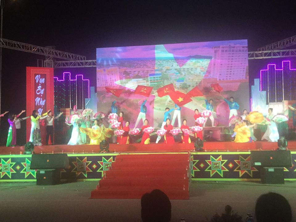 Pháo hoa rực sáng bầu trời chào đón năm mới Kỷ Hợi ảnh 33