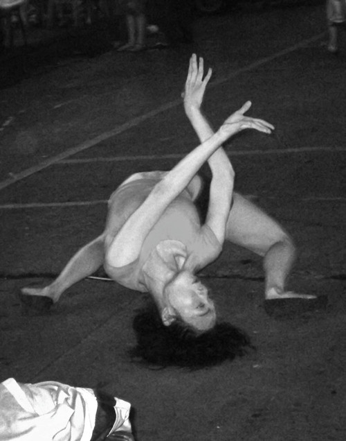 Gánh xiếc quy tụ những người chuyển giới của Cát Thy, một người chuyển giới đang sinh sống tại quận 8. Để trang trải cuộc sống, nhóm của Cát Thy phải múa xiếc, dùng miệng cắn chân bàn, nâng bàn lên và giữ thăng bằng