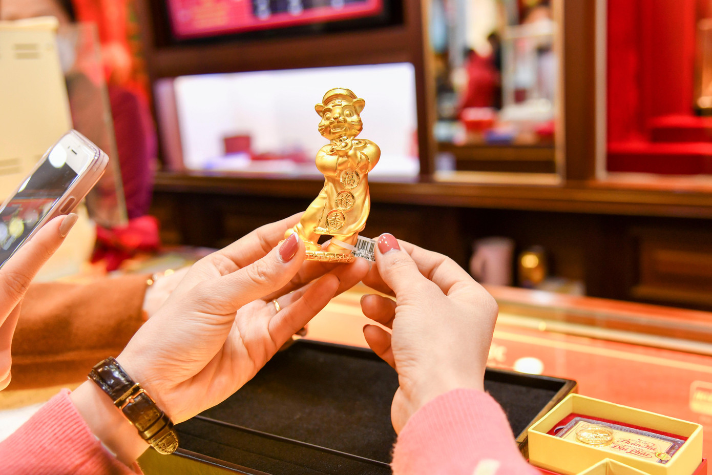 Giá vàng cận kề ngày vía Thần Tài tiếp tục giảm mạnh