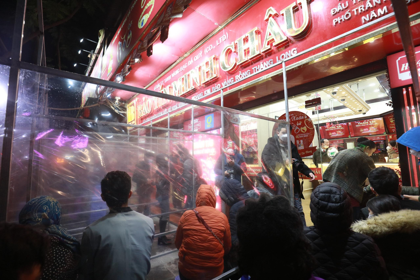 Không chỉ ông Bình, mà nhiều người dân Thủ đô cũng không ngại mưa lạnh, có mặt tại hàng vàng từ tờ mờ sáng, xếp hàng dài chờ tới lượt. Để đảm bảo phòng dịch, cửa hàng phân luồng khách, nhằm tránh tập trung đông người. Không chỉ ông Bình, mà nhiều người dân Thủ đô cũng không ngại mưa lạnh, có mặt tại hàng vàng từ tờ mờ sáng, xếp hàng dài chờ tới lượt. Để đảm bảo phòng dịch, cửa hàng phân luồng khách, nhằm tránh tập trung đông người.