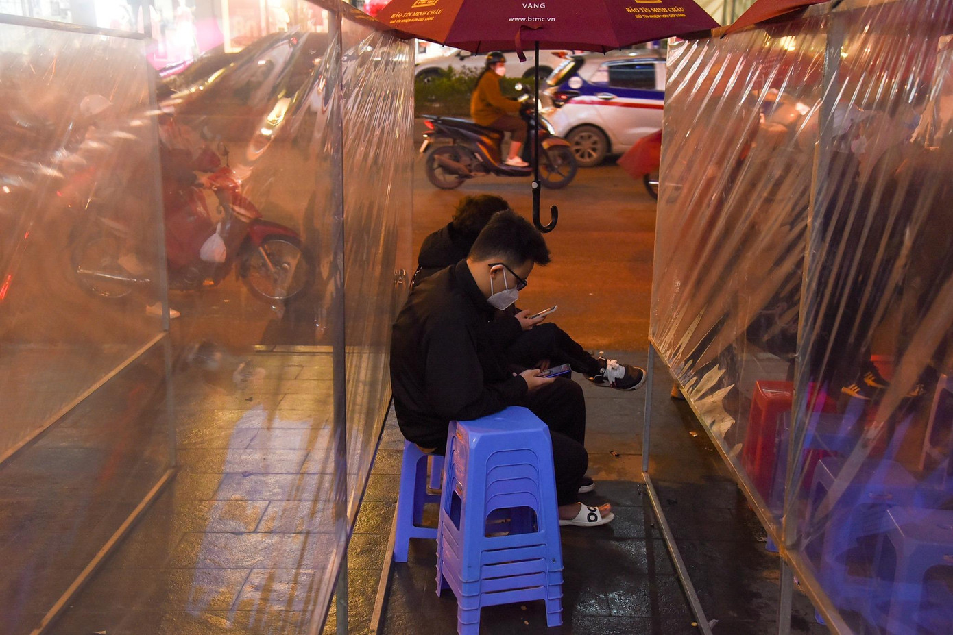 Tối ngày vía Thần Tài, những vị khách cuối cùng xếp hàng mua vàng cầu may trên vỉa hè phố Trần Nhân Tông