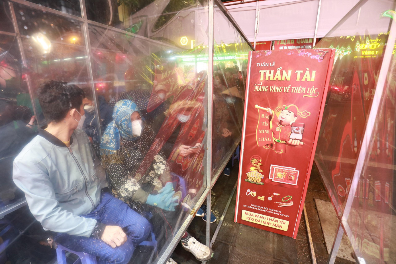 Khách hàng được yêu cầu rửa tay sát khuẩn, đo thân nhiệt, khai báo y tế đầy đủ. Xếp hàng giữa cái lạnh 10 độ C của Hà Nội, nhiều người phải trùm kín khăn, mũ, mang găng tay để giữ ấm cơ thể. Dù vậy, không ai ý định bỏ cuộc, kiên trì xếp hàng chờ giờ mở cửa. Khách hàng được yêu cầu rửa tay sát khuẩn, đo thân nhiệt, khai báo y tế đầy đủ. Xếp hàng giữa cái lạnh 10 độ C của Hà Nội, nhiều người phải trùm kín khăn, mũ, mang găng tay để giữ ấm cơ thể. Dù vậy, không ai ý định bỏ cuộc, kiên trì xếp hàng chờ giờ mở cửa.