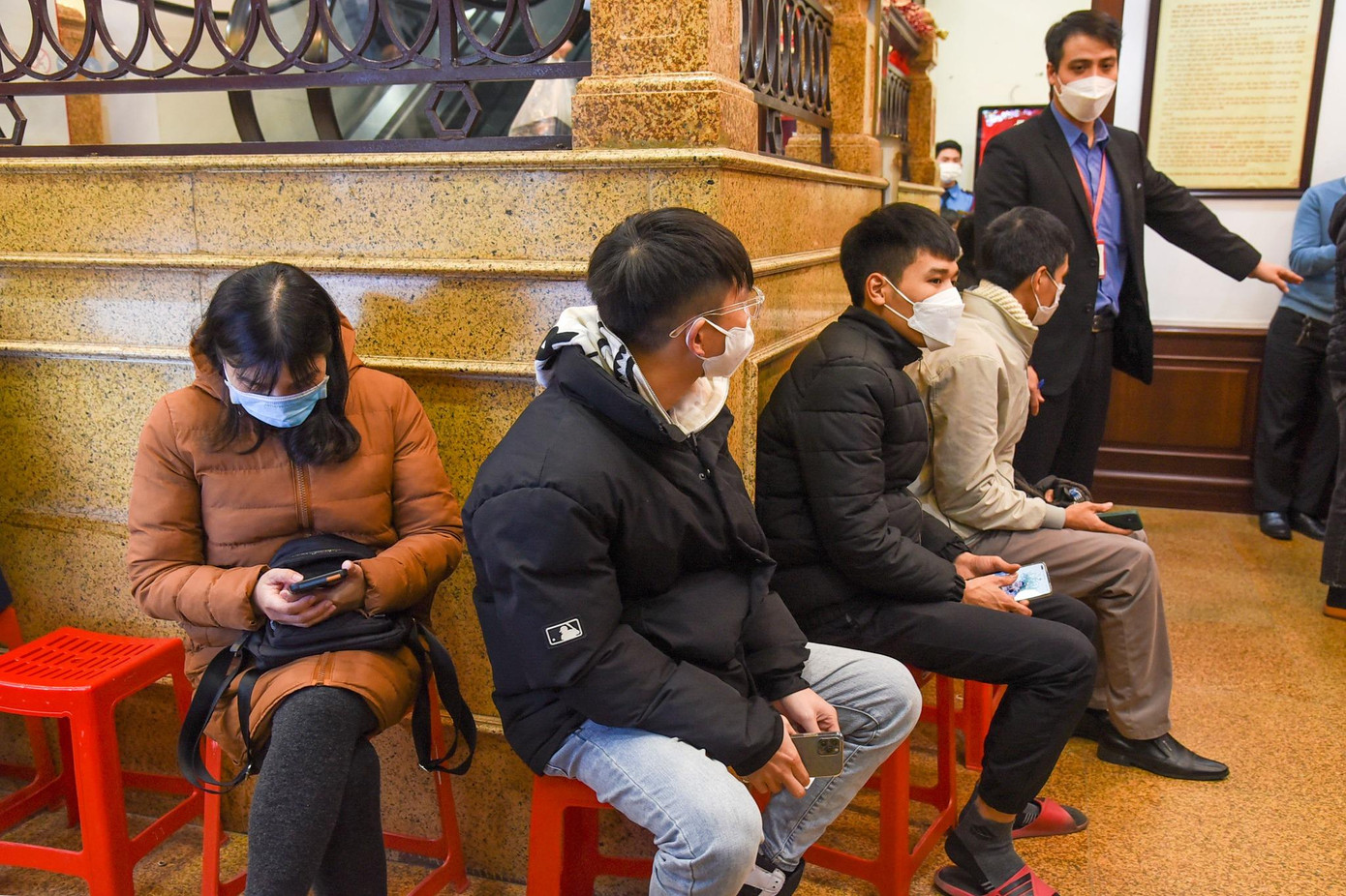 Bên trong cửa hàng còn rất đông khách