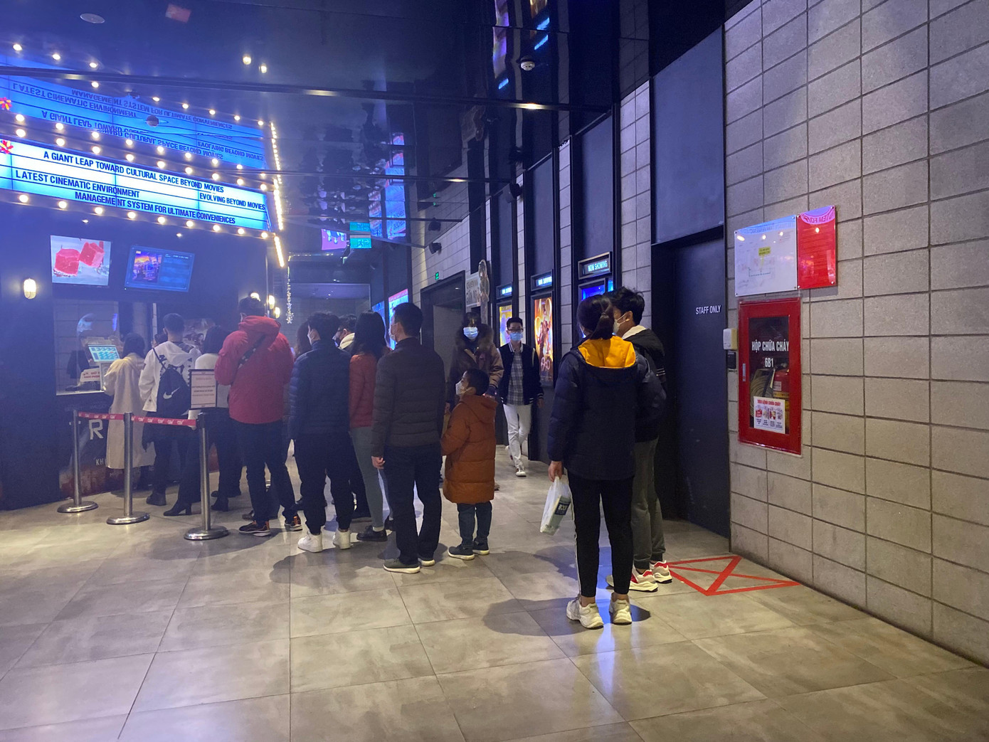 Người Hà Nội xếp hàng dài chờ mua vé xem phim dịp cuối tuần trước lễ tình nhân Người Hà Nội xếp hàng dài chờ mua vé xem phim dịp cuối tuần trước lễ tình nhân