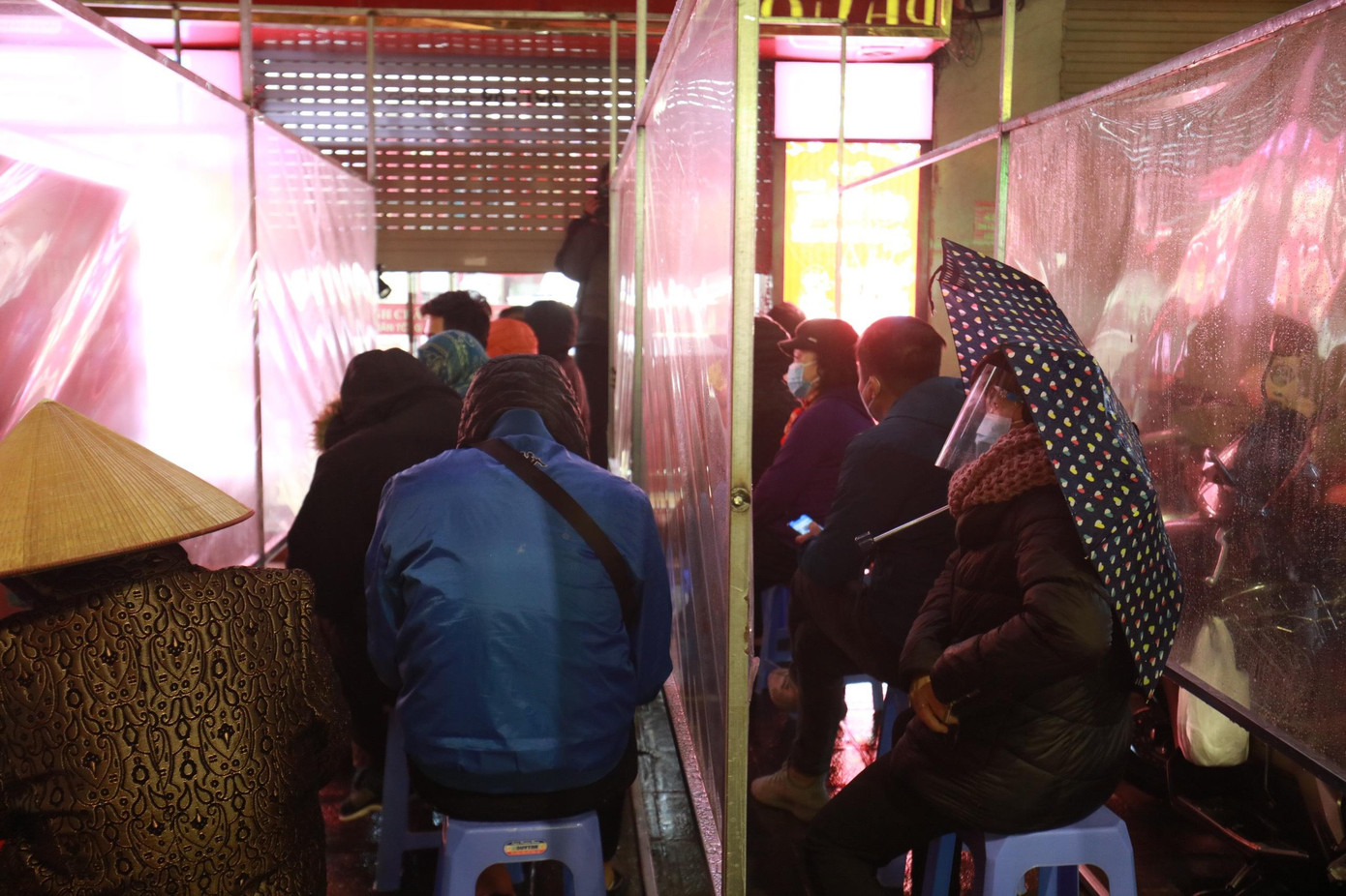 Nhiều hàng vàng trên phố Trần Nhân Tông (Hà Nội) cũng mở cửa từ 6h30 sáng nay. Bên trong cửa hàng, công tác chuẩn bị đã sẵn sàng, thực hiện phun khử khuẩn, trang bị. Bên ngoài, khách vẫn tiếp tục xếp hàng. Hôm qua 9/2, hệ thống online của một số thương hiệu vàng bạc đá quý lớn đã quá tải, ngưng nhận đơn, khách hàng vẫn chuộng giao dịch trực tiếp. Nhiều hàng vàng trên phố Trần Nhân Tông (Hà Nội) cũng mở cửa từ 6h30 sáng nay. Bên trong cửa hàng, công tác chuẩn bị đã sẵn sàng, thực hiện phun khử khuẩn, trang bị. Bên ngoài, khách vẫn tiếp tục xếp hàng. Hôm qua 9/2, hệ thống online của một số thương hiệu vàng bạc đá quý lớn đã quá tải, ngưng nhận đơn, khách hàng vẫn chuộng giao dịch trực tiếp.