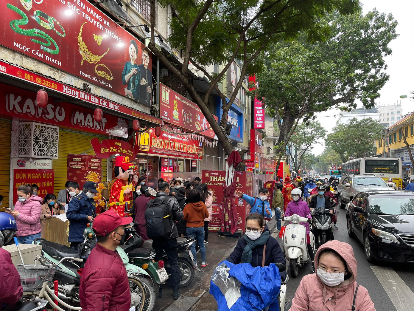 Tại phố vàng Trần Nhân Tông (Hà Nội), giờ mở cửa trùng với thời điểm giao thông bước vào cao điểm, khiến việc đi lại gặp khó khăn. Nhiều cửa hàng phải bố trí bãi gửi xe lớn nhưng vẫn không kịp đáp ứng nhu cầu của khách