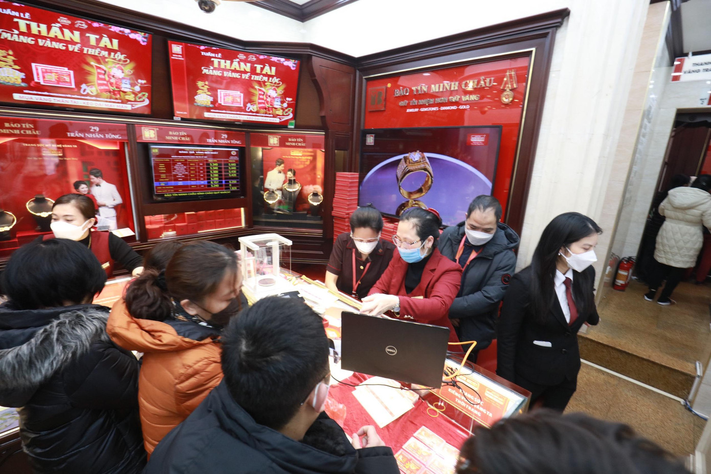 Nhân viên giao dịch tại đây cho biết, suốt 2 tiếng buổi sáng, chưa ghi nhận khách đến bán vàng. Giá vàng trong nước tính tới 9h30 tăng khoảng 300.000 – 550.000 đồng/lượng. Vàng SJC hiện cao nhất 61,1 - 62,7 triệu đồng/lượng.