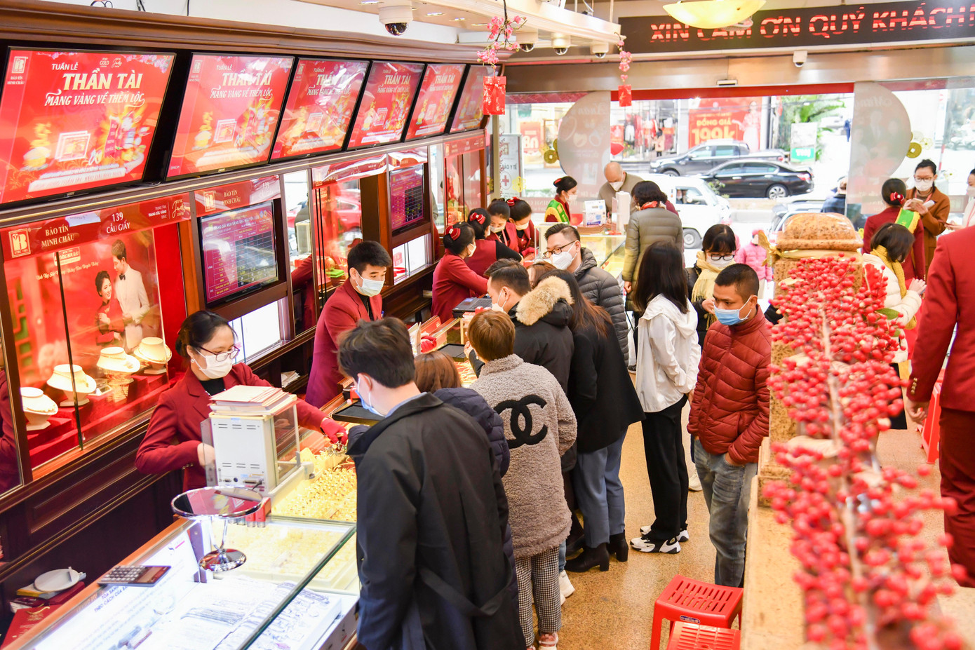 Hàng vàng đông khách trước ngày Vía Thần Tài