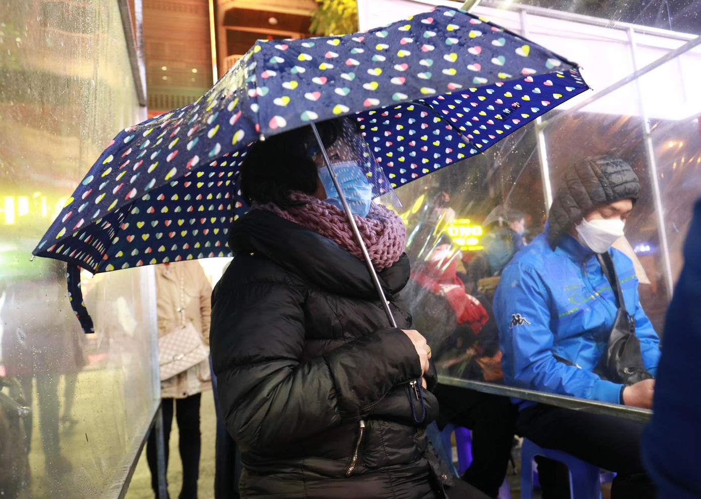 Tới khoảng 5h30, Hà Nội đổ mưa. Dù vậy, khách hàng vẫn tiếp tục kiên trì chờ đợi. Tới khoảng 5h30, Hà Nội đổ mưa. Dù vậy, khách hàng vẫn tiếp tục kiên trì chờ đợi.