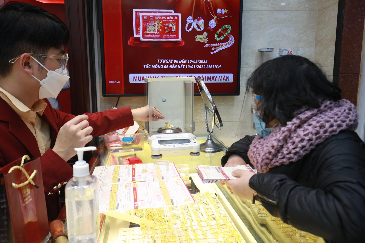 Tại Bảo Tín Minh Châu, bà Nguyễn Luyến - Phó giám đốc kinh doanh cho biết, ngay giờ mở cửa 6h25, đã có khách chờ mua. Vị khách này đã nhiều năm gần đây xông đất cửa hàng, xếp hàng từ 3h sáng để mua vàng.