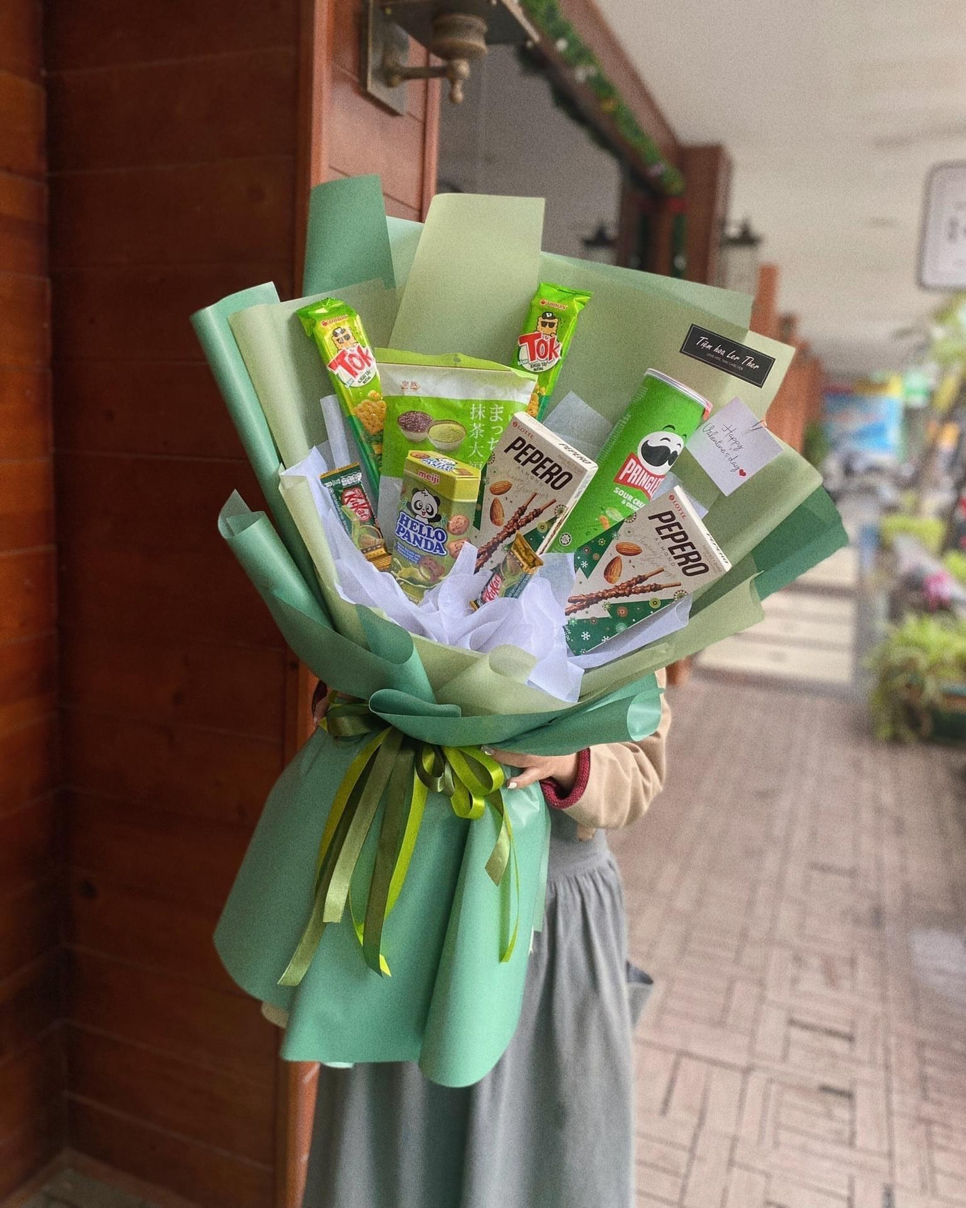 "Bó hoa" đồ ăn được biến tấu sáng tạo nhận được mưa lời khen của dân mạng. Còn nhớ, năm 2021, các hàng hoa cũng từng gây sốt với "bó hoa" khẩu trang, nước rửa tay ... mùa dịch "Bó hoa" đồ ăn được biến tấu sáng tạo nhận được mưa lời khen của dân mạng. Còn nhớ, năm 2021, các hàng hoa cũng từng gây sốt với "bó hoa" khẩu trang, nước rửa tay ... mùa dịch