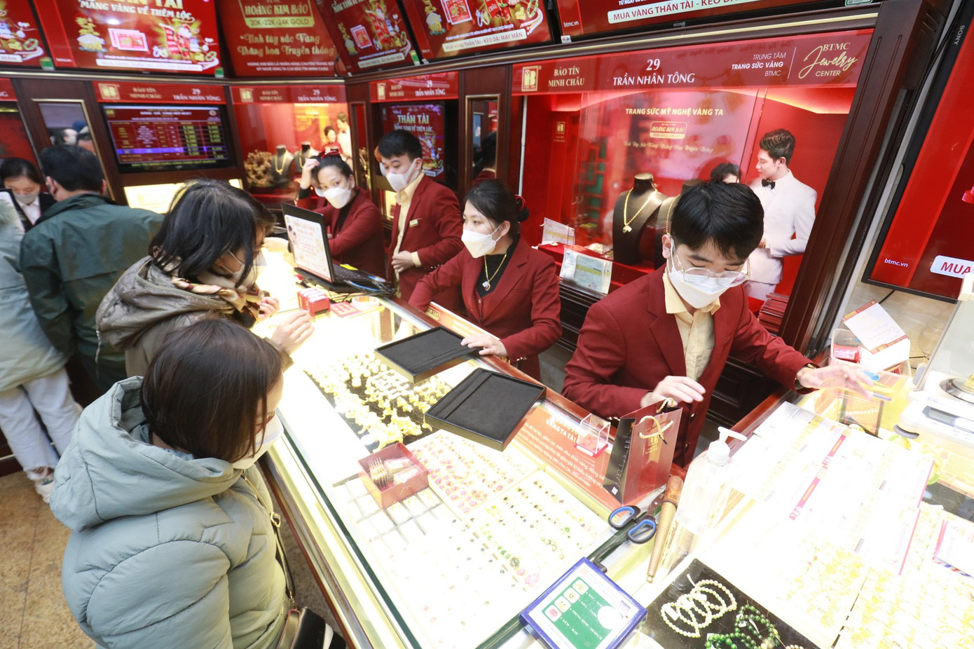 Sau khoảng 2 tiếng mở cửa, sản phẩm bán chạy nhất tại đây là vỉ kim dần, vỉ thần tài, nhẫn tròn trơn, với bản vị 0,5 - 1 chỉ. Với mong muốn mua cầu may, khách hàng chủ yếu giao dịch lượng nhỏ. Giao dịch lớn nhất trong khoảng 2 tiếng mở hàng của Bảo Tín Minh Châu là 3 cây vàng