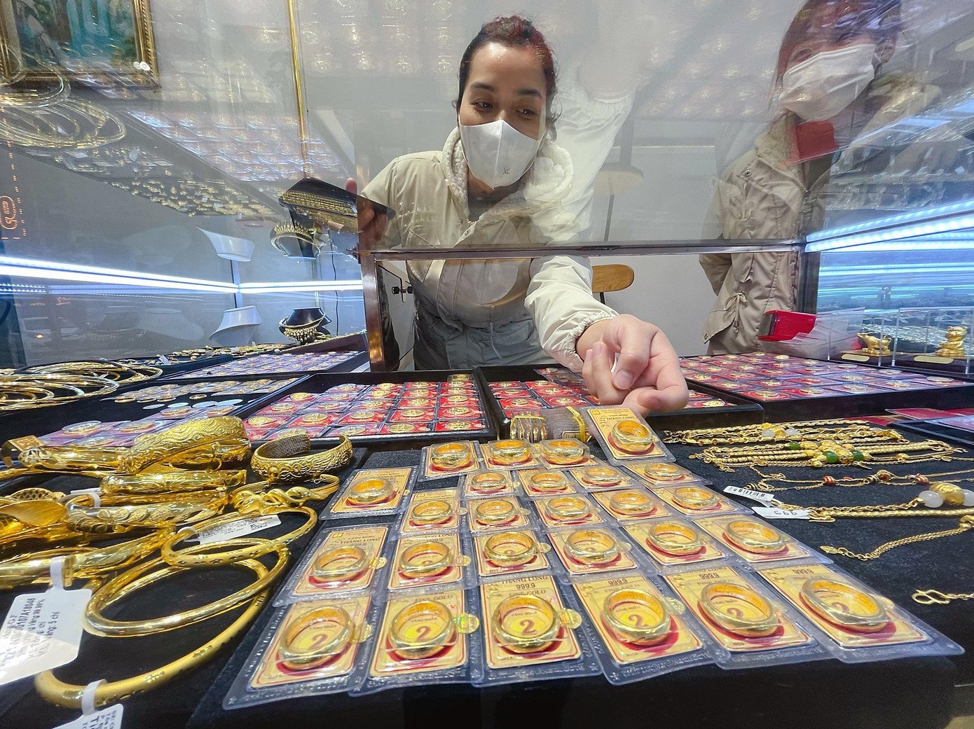 Vàng Rồng Thăng Long giao dịch 53,3 - 54,4 triệu đồng/lượng, đi ngang so với trước đó. Với các sản phẩm chế tác riêng cho ngày vía Thần Tài, người mua phải trả thêm công chế tác, với chi phí từ khoảng 180.000 đồng/sản phẩm đối với loại ép vỉ.