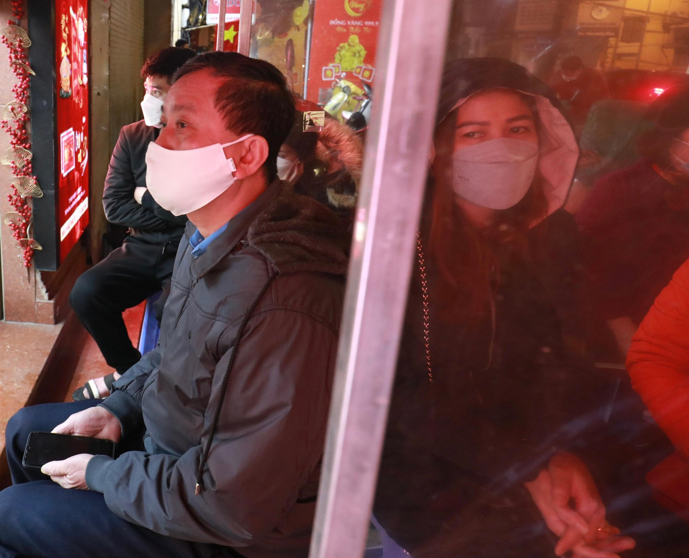 Giữa đêm đông Hà Nội, khi nền nhiệt vào khoảng 10 độ C, phố Trần Nhân Tông (Hà Nội) đã có những vị khách đầu tiên “xông đất” hàng vàng trong ngày vía Thần Tài. Ông Tô Hòa Bình (66 tuổi, Đống Đa, Hà Nội) cho biết ông dậy từ lúc 3h sáng để mua vàng. Thói quen này đã duy trì trong những năm gần đây, kể từ khi ông Bình về hưu. Năm nay, ông dự định sẽ mua 2 chỉ vàng nhẫn để cầu may. Giữa đêm đông Hà Nội, khi nền nhiệt vào khoảng 10 độ C, phố Trần Nhân Tông (Hà Nội) đã có những vị khách đầu tiên “xông đất” hàng vàng trong ngày vía Thần Tài. Ông Tô Hòa Bình (66 tuổi, Đống Đa, Hà Nội) cho biết ông dậy từ lúc 3h sáng để mua vàng. Thói quen này đã duy trì trong những năm gần đây, kể từ khi ông Bình về hưu. Năm nay, ông dự định sẽ mua 2 chỉ vàng nhẫn để cầu may.