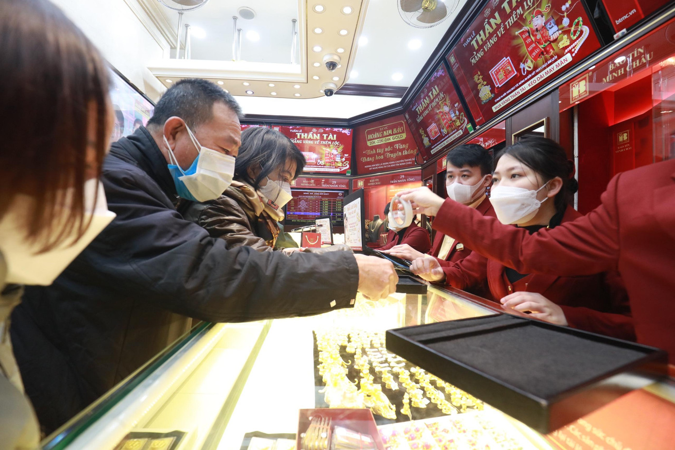 Do hôm nay là ngày làm việc thường lệ trong tuần, nên nhiều người phải tranh thủ đi mua vàng sớm. Một số sản phẩm chế tác riêng mang hình thần tài đắt khách, nhanh chóng cháy hàng, khiến một tiệm vàng trên phố này phải đợi tiếp quỹ, hẹn khách sau 9 giờ quay lại