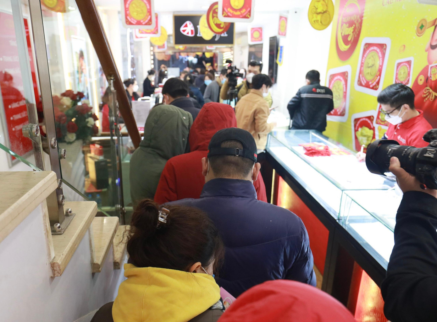 Tất cả điểm bán của DOJI đều test PCR cho nhân viên. Khâu thanh toán sắp xếp linh hoạt, đẩy mạnh bán online. Dù chưa có số liệu cuối cùng, nhưng DOJI ước tính, lượng mua vàng online năm nay tiếp tục tăng so với năm ngoái. Nhiều khách hàng có xu hướng mua vàng tích trữ.