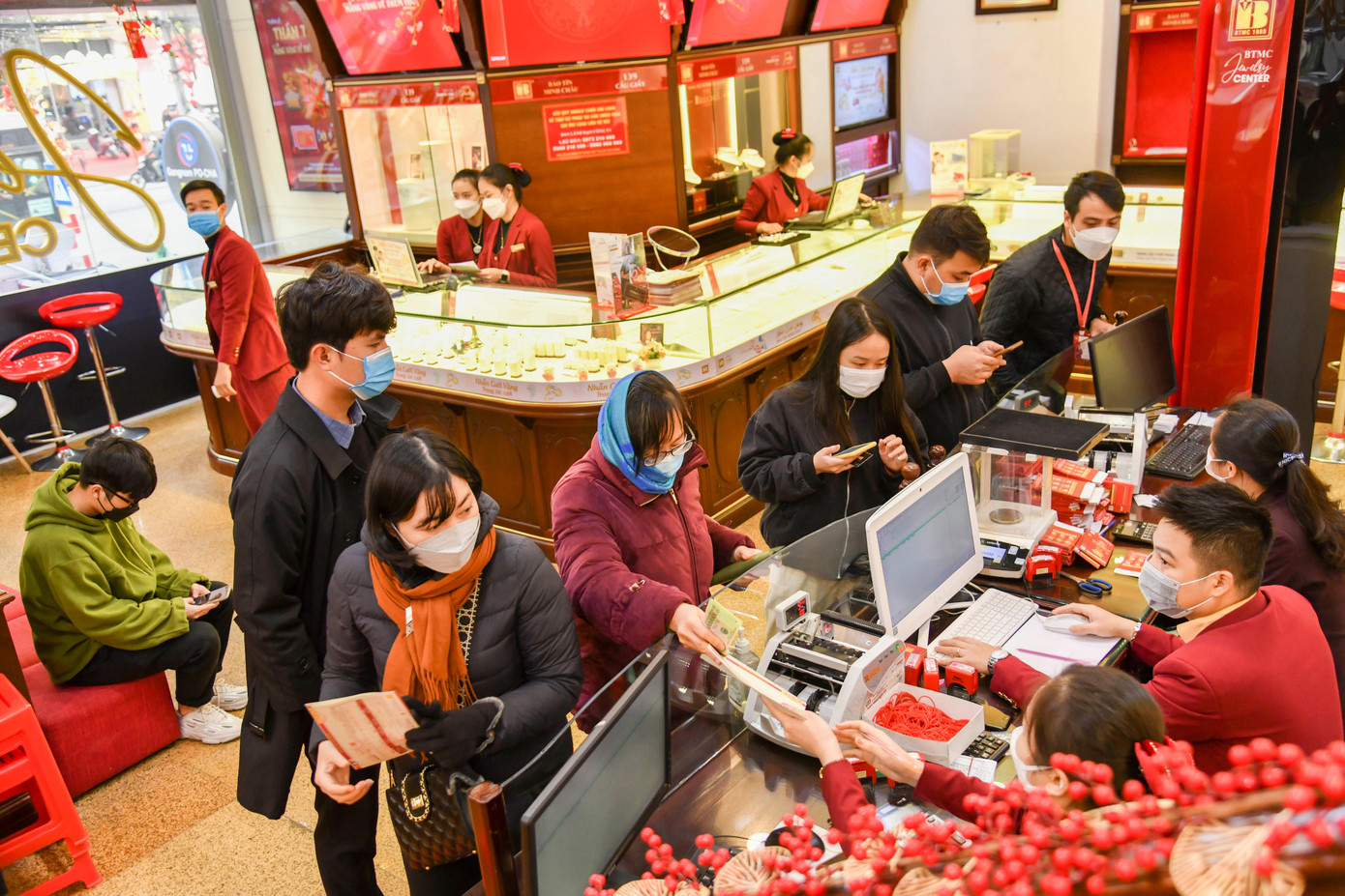 Quầy thanh toán liên tục đón khách ra vào, xếp hàng chờ tới lượt