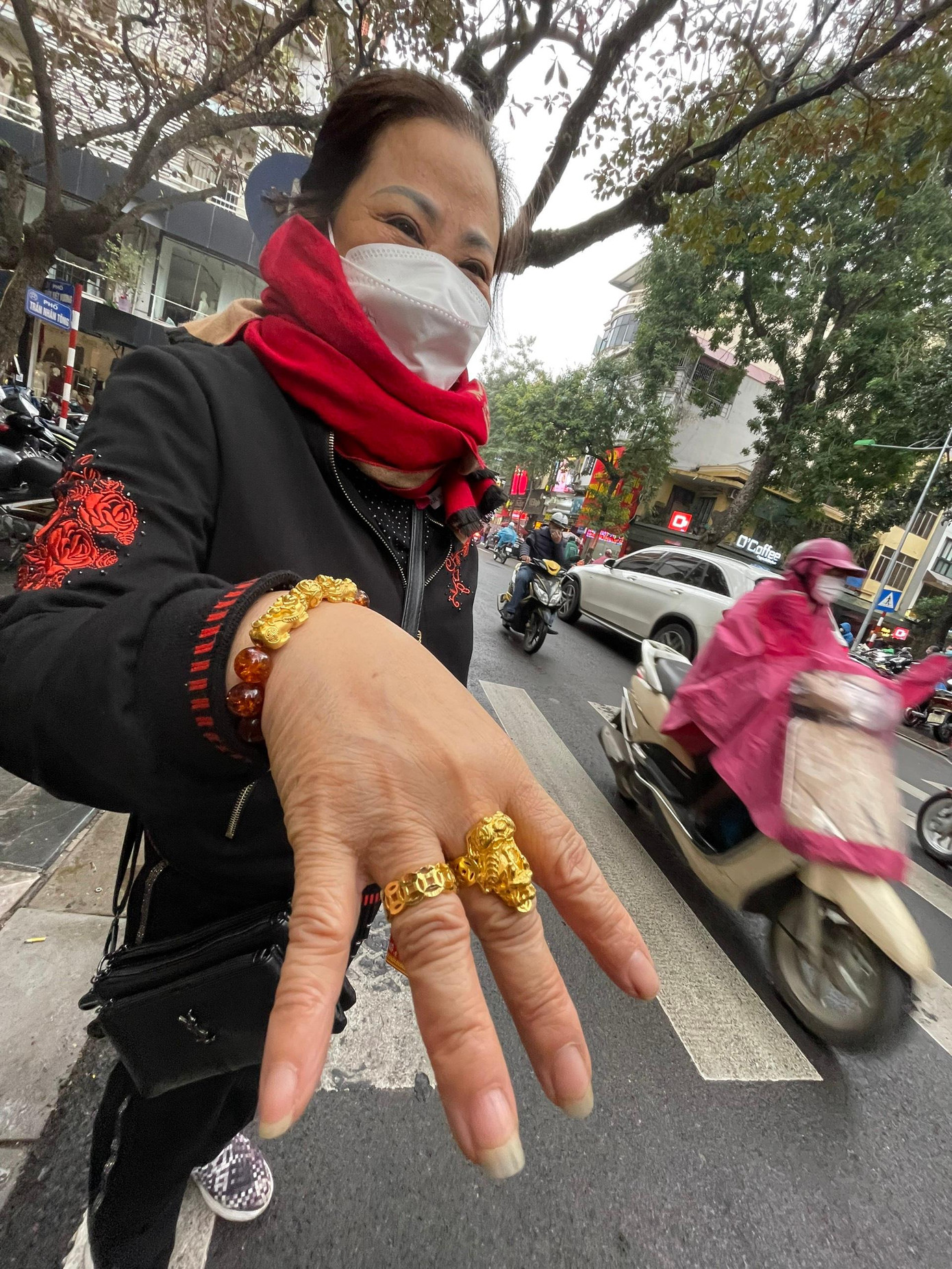 Khách mua vàng phấn khởi &quot;khoe&quot; thành quả rước lộc Thần Tài đầu năm. Vị khách này mua 2 cây vàng trong buổi sáng nay